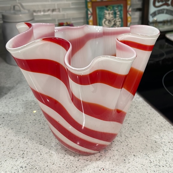 Vintage Beau Riverage Red & White Peppermint Stripe Swirl Blown Glass Vase - Picture 2 of 7